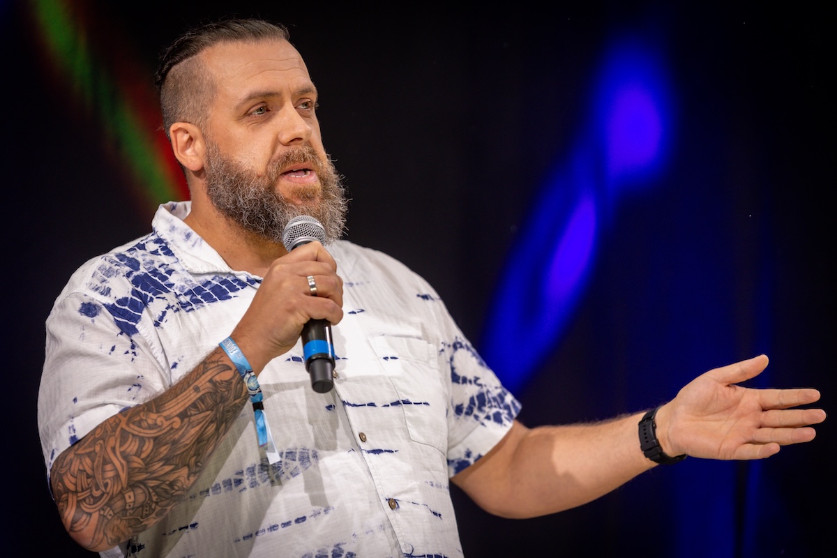Jens Lang hält eine Keynote auf einer Bühne