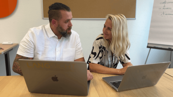 Jens Lang spricht mit seiner Kundin Kathrin Dell-über ihre Ergebnisse der Zusammenarbeit